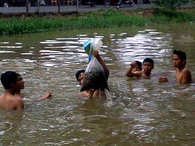 Libur Sekolah, Cari Kijing di Kalimalang