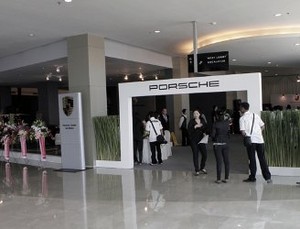 Porsche Buka Showroom Pertama di Surabaya