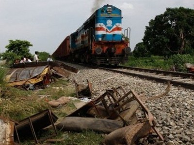 KA Tabrak Bus, 33 Orang Tewas