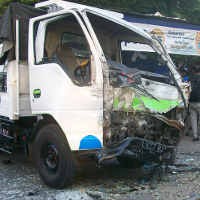 Tak Kuat Menanjak, Truk Fuso Diseruduk KA