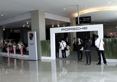 Showroom Pertama Porsche di Kota Buaya
