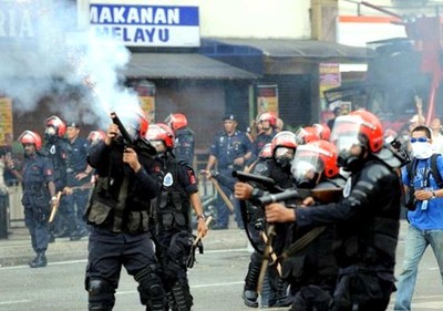 Demonstran Malaysia Ditembaki Gas Air Mata