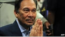 Anwar Ibrahim Melayat Demonstran yang Tewas Kemarin