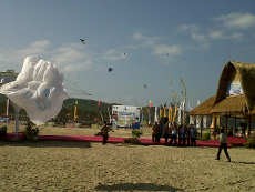  Saat Wapres Main Layangan di Pantai