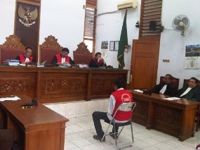 Cuma Acungkan Parang, Viktor Dihukum 3 Tahun Penjara