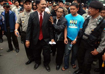 Puluhan Orang Sweeping Gedung Meteor