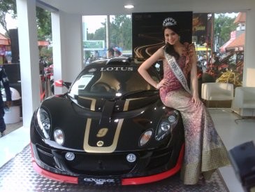 Puteri Indonesia Ramaikan Booth Proton di Hari Terakhir PRJ