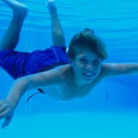 Lensa Kontak yang Dipakai Sehabis Berenang Sebaiknya Dibuang