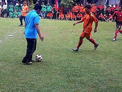 Tifatul Sembiring Main Bola