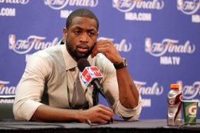 Wade Ditawari Profesi Sampingan di Restoran Cepat Saji