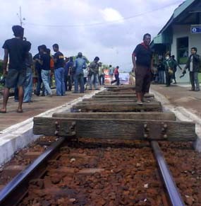 Rel Diblokir Korban Lumpur Lapindo, Perjalanan 4 KA Terhambat