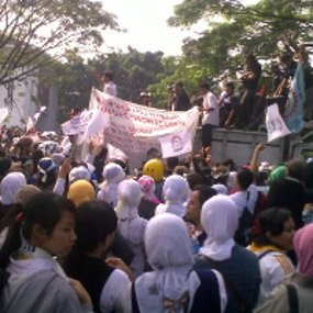 Tunggu Audiensi, Buruh Joget Dangdut di Balkot Bandung