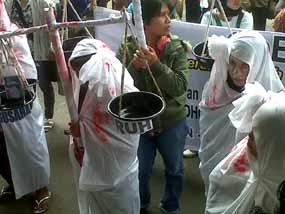 7 Pocong Demo ke Pengadilan Medan