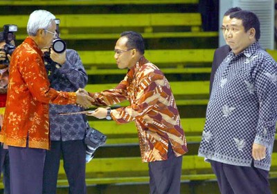 Penyerahan KUR di Hari Koperasi