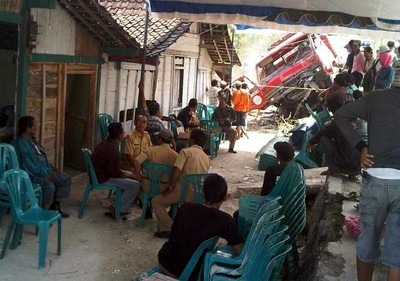 Truk Tabrak Pesta Perkawinan, Belasan Orang Tewas