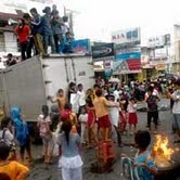 Demo Kasus Penembakan, Warga Blokir Jalan Veteran Makassar