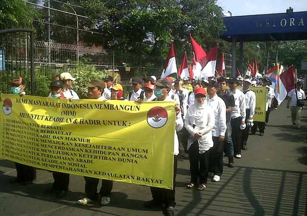 Pendukung Panji Long March ke Mabes Polri