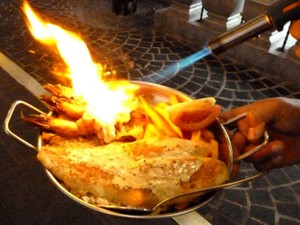 Seafood dengan Api Menyala di Meja Tamu