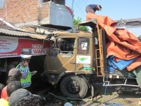 Lompati Parit, Truk Semen Rem Blong Tabrak Rumah di Sukoharjo