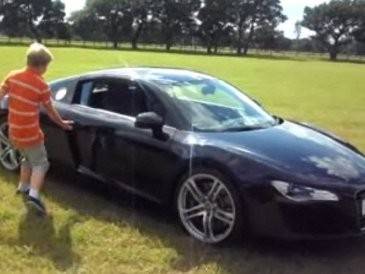 Bocah 11 Tahun Ngedrift Pakai Audi R8