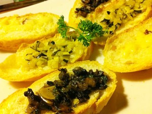 Ngemil Crostini Plus Dip Trio di Rumah Pohon