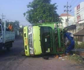 Muatan Berlebih, Truk Bawa Minuman Instan Terguling