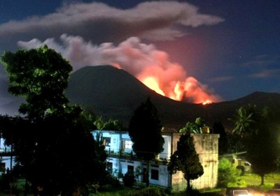 Gunung Lokon Meletus 