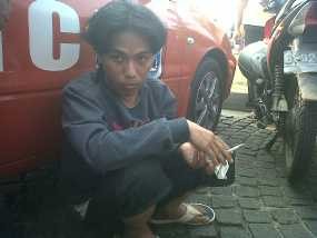 Copet Beraksi Saat Menkes Sedang Diwawancarai di Monas