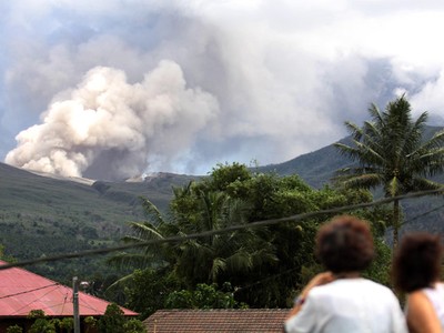 Gunung Lokon Kembali Meletus
