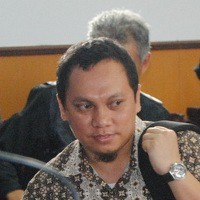 Gayus Bersaksi untuk Roberto Santonius