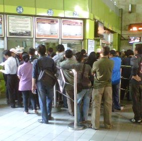 Loket Buka 30 Menit, Tiket KA Langsung Habis