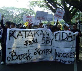 Mahasiswa Malang Desak SBY Mundur