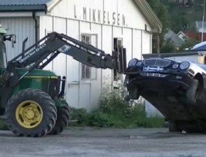 Diseruduk Pakai Forklift, Maling Gagal Bawa Kabur Mercy