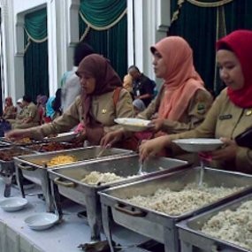 Gubernur Jamu Makan Siang Pegawainya dengan Hanjeli dan Singkong