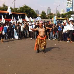 Massa Penolak RUU BPJS Sempat Tutup Jl Gatot Subroto