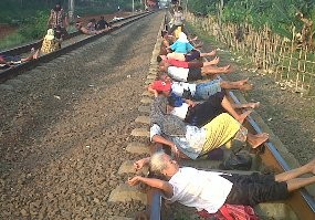 Warga Tetap Nekat Terapi di Rel, PT KAI Minta Polisi Bertindak 