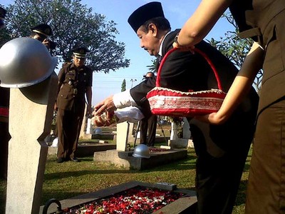Jaksa Agung Tabur Bunga di TMP
