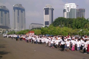 Peringati Hari Anak Nasional, 1.050 Anak Jalan Mundur di Monas