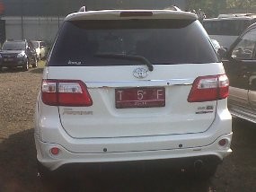 Mobil-mobil Berplat Merah Nongkrong di Area Rakornas PD