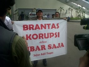 Bentangkan Spanduk Anti Korupsi di Rakornas, Pong Diusir