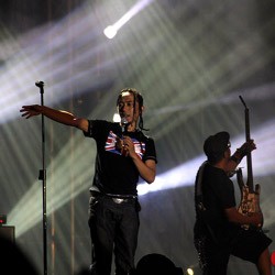 Aksi Atraktif PAS Band di Java RockinLand 2011