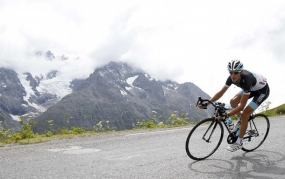 Andy Schleck Rebut Jaket Kuning