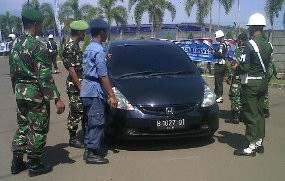 Halangi Akses Kendaraan SBY, Honda Jazz Digotong ke Parkiran 