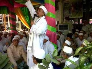 Umat Muslim di Palembang Lakukan Ziarah Kubra 