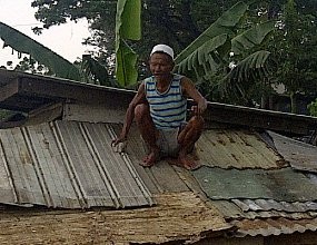 Menolak Digusur, Seorang Kakek Panjat Atap Warungnya di BKT