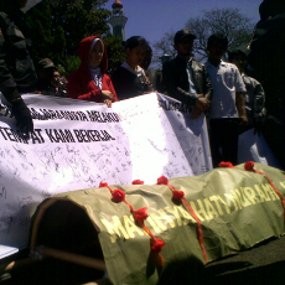 Bawa Keranda Mayat, Buruh Pabrik Kircon Minta Kejelasan Nasib