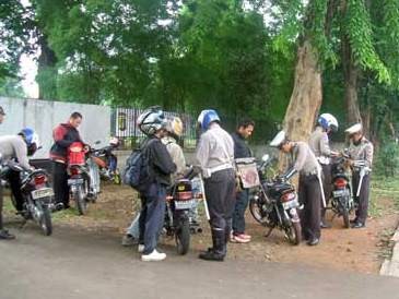 Tak Mau Ditilang, Pemotor Memaki dan Pukul Polantas 