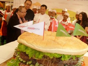 TheFoodHall Pecahkan Rekor Burger Terbesar MURI