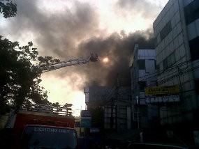 Sudah 2 Jam, Api di Pertokoan Sawah Besar Belum Padam