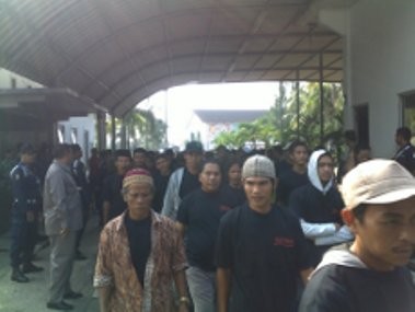 Ratusan Pria Berbaju Hitam Serbu Kantor MNC TV